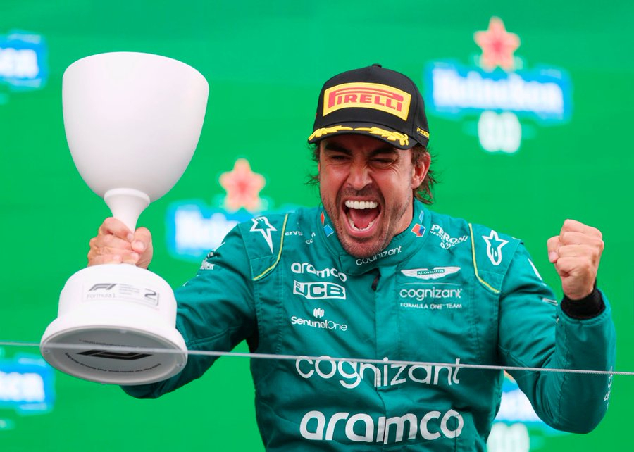 Fernando Alonso renueva con Aston Martin hasta 2026