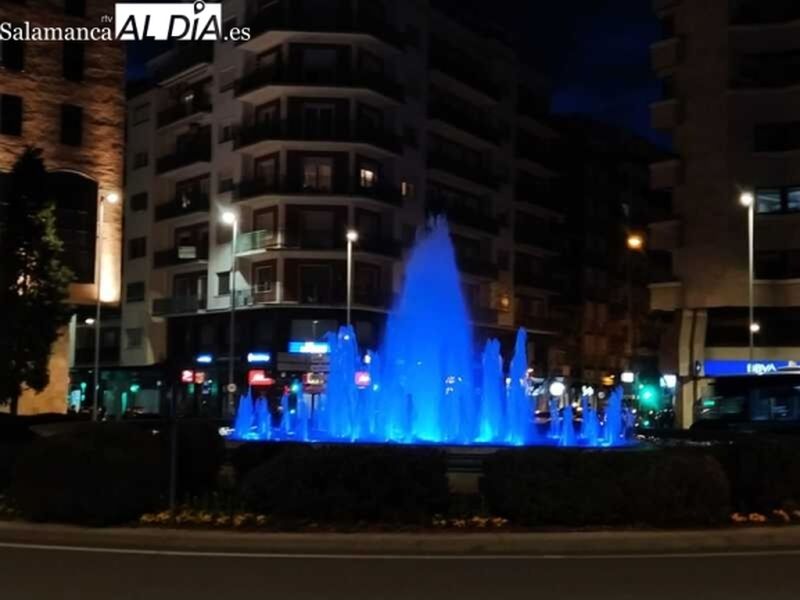 La fuente de la Puerta Zamora se ilumina esta noche de color azul y verde por esta razón