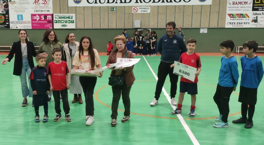 Camila Sastre Pérez recoge los premios de la rifa organizada por el III Columnas