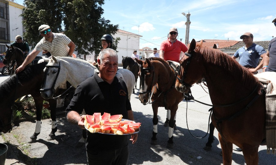 Caballistas de Fuentes de Oñoro y Vilar Formoso se van juntos de pinchos por la frontera