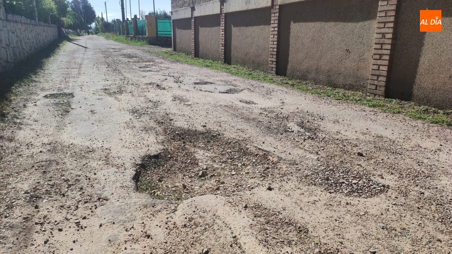Vecinos de las Huertas de La Artesa denuncian el pésimo estado de la vía que lleva a sus inmuebles