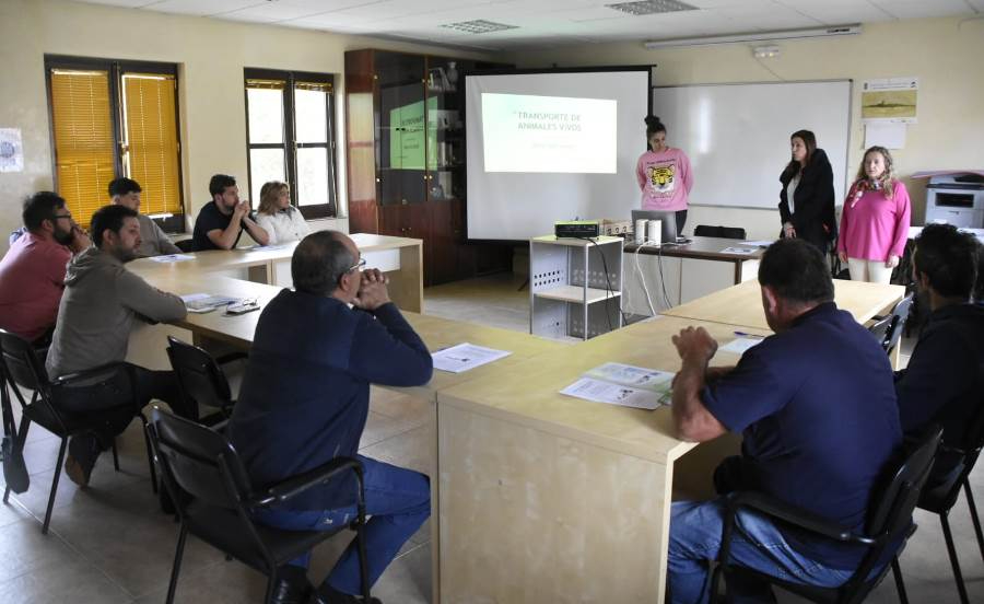 Doce personas participan en un curso de bienestar animal