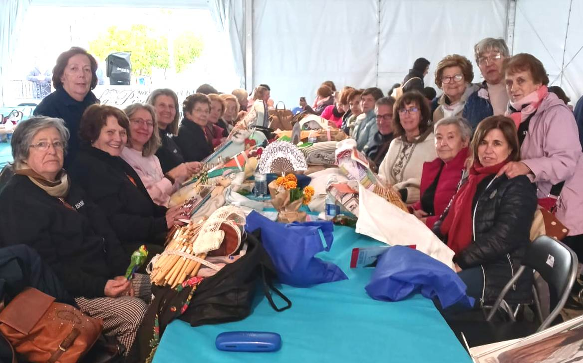 40 bolilleras de la comarca participan en el VIII Encuentro de Encajeras de Galisteo