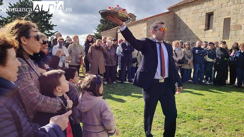 Yecla de Yeltes se entrega a la Virgen del Castillo en una subasta de roscas que sumó 1.170 euros