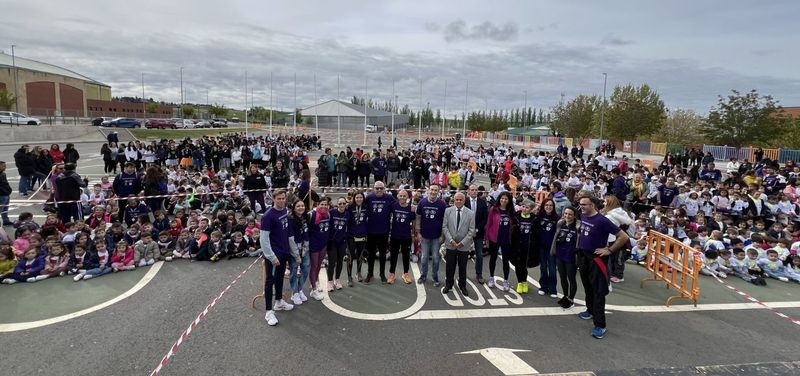 Cerca de 1.300 personas disfrutan en Carbajosa con el Día de la Educación Física en la Calle