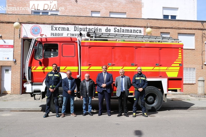 La Diputación entrega al Ayuntamiento de Vitigudino un camión de bomberos en desuso para uso municipal