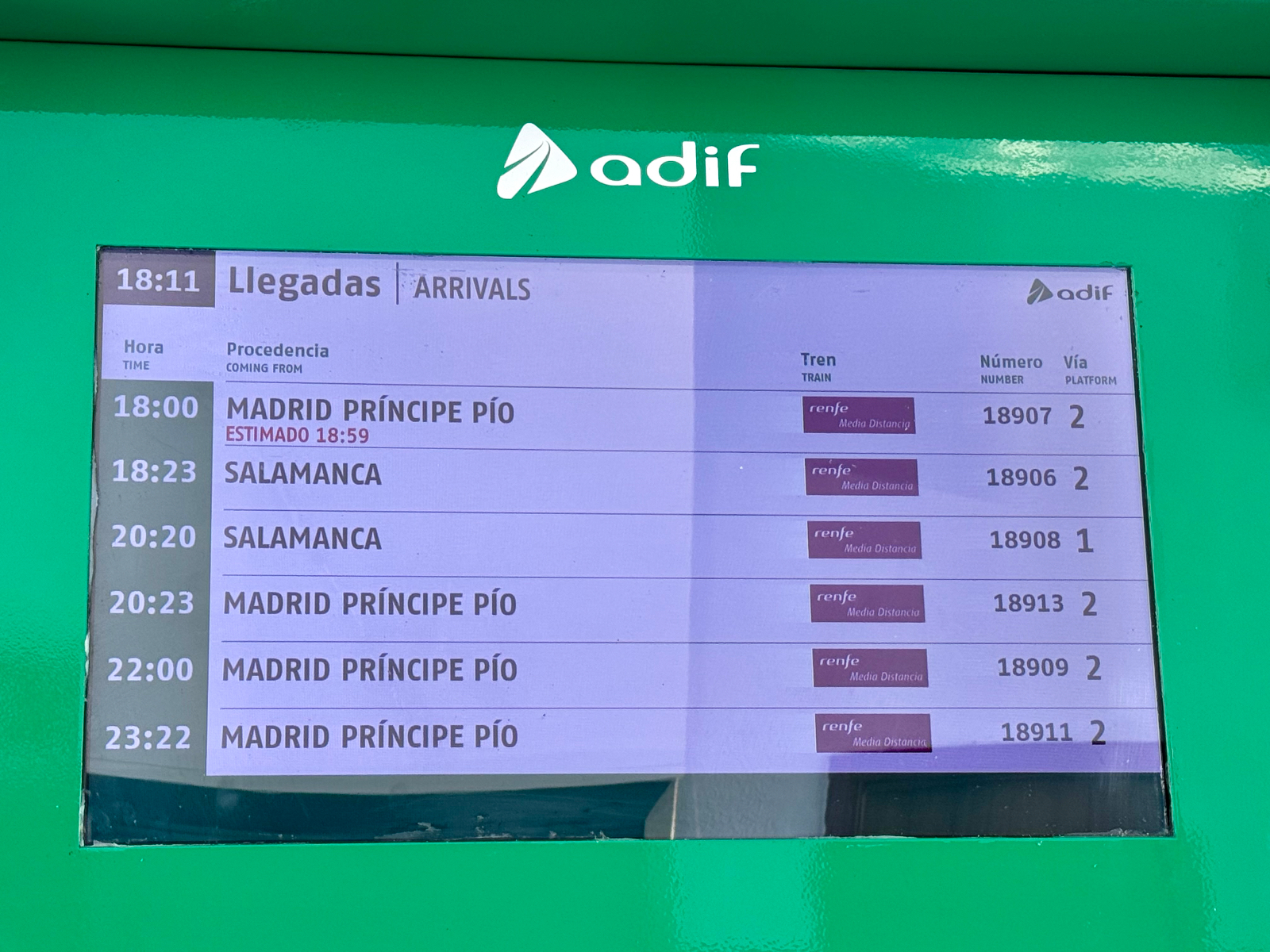 Hartazgo de los usurarios del tren en Peñaranda tras un nuevo retraso de más de una hora