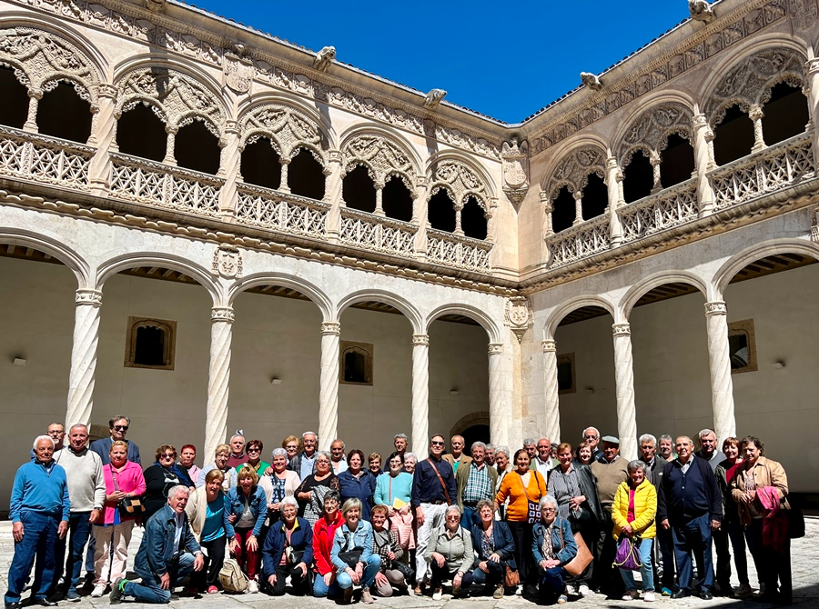 Jubilados de Navasfrías visitan el Museo de Escultura de Valladolid gracias a Ramos Andrade
