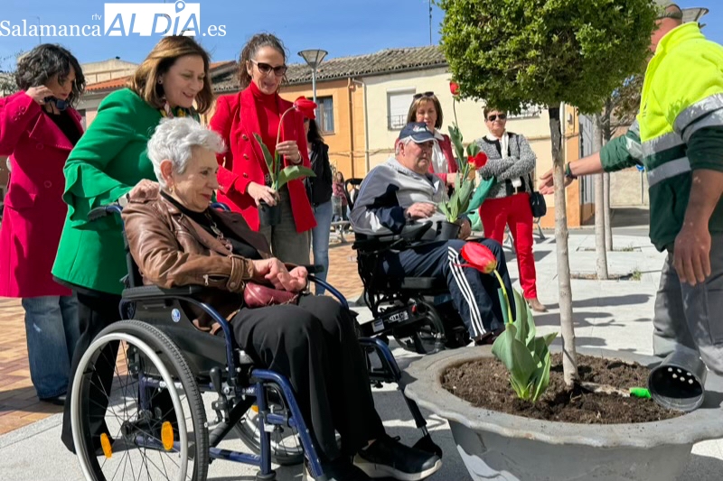 Peñaranda planta tulipanes en un emotivo acto que conmemora el Día Internacional del Parkinson 