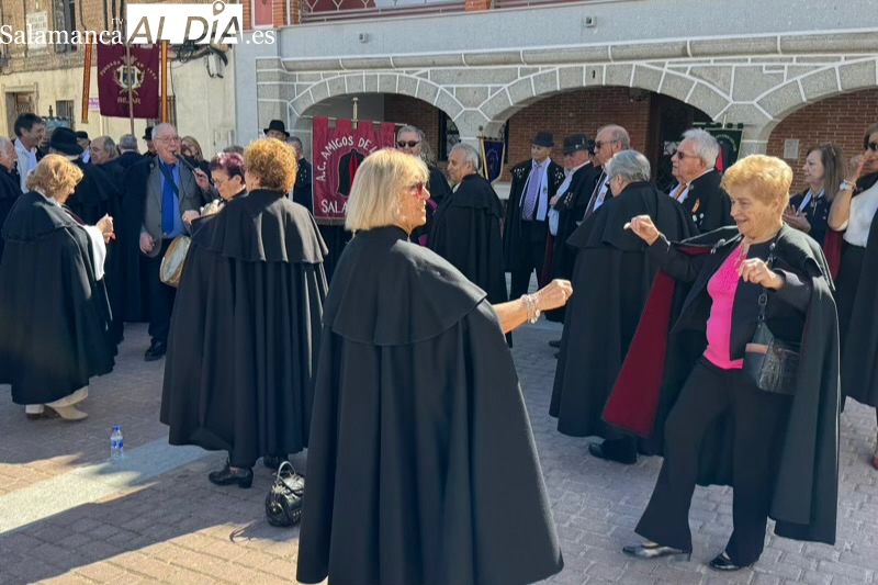 Multitudinario y festivo XIX Encuentro de la Capa en Santiago de la Puebla con más de 200 asistentes