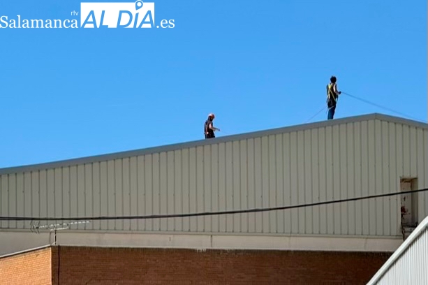 Comienza la instalación de placas solares en el pabellón Miguel Ángel Jiménez Barcala