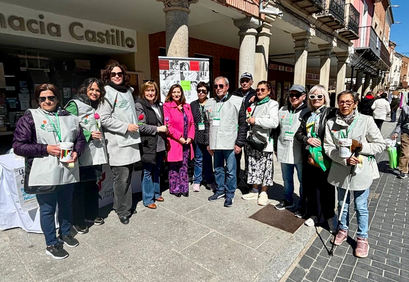 Gran apoyo vecinal a la mesa informativa y la cuestación social de la asociación Parkinson de Salamanca 