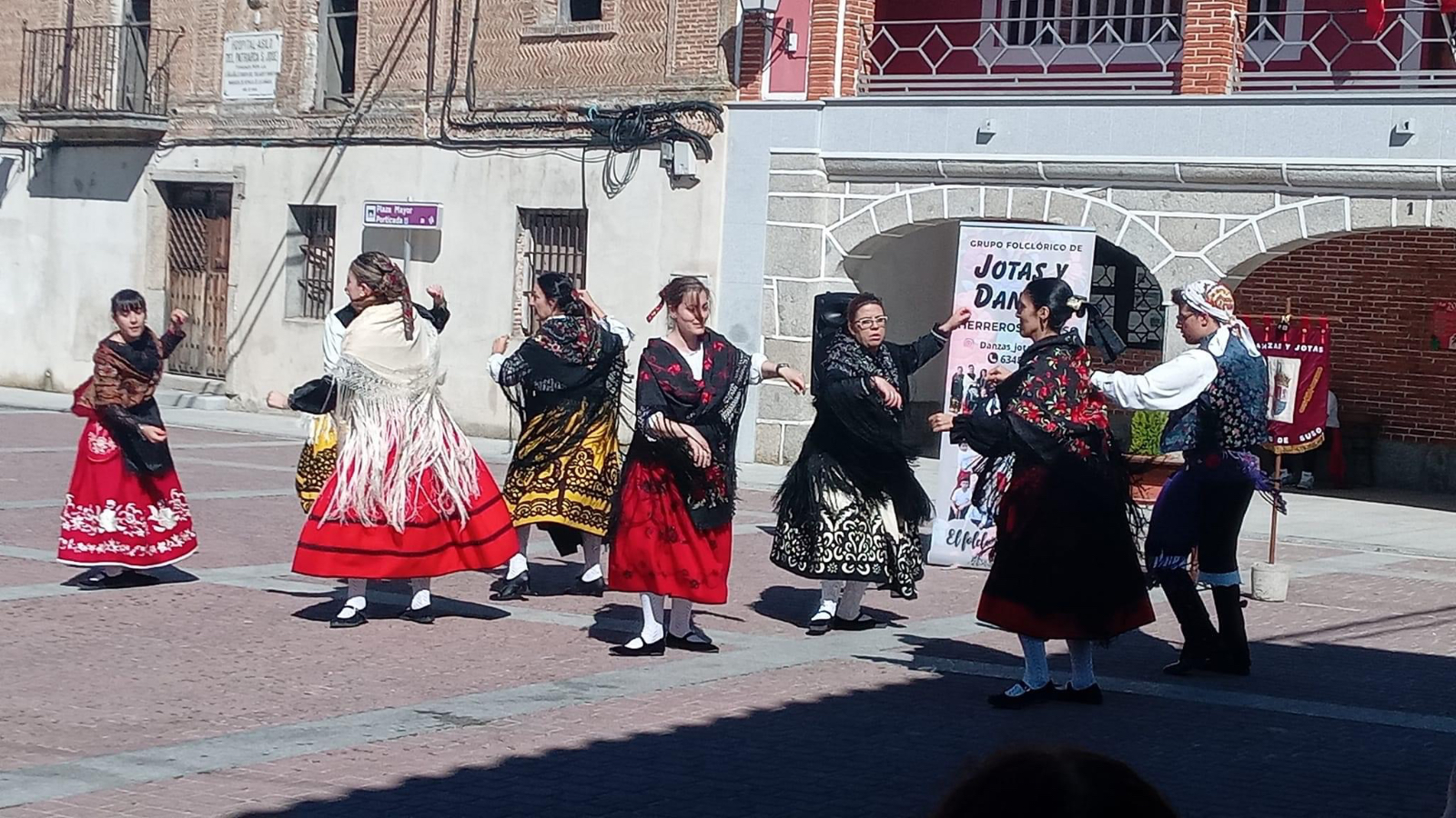 El grupo de Jotas y Danzas de Herreros de Suso ofrece bailes y colorido en Santiago de la Puebla