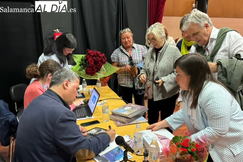 Juan Carlos López Pinto ofrece en Macotera otra visión de la vida en una cercana y solidaria charla literaria