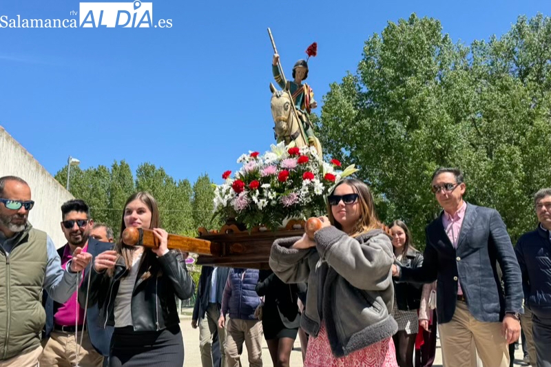 Santiago de la Puebla se engalana y se echa a las calles para festejar a San Jorge en su día grande