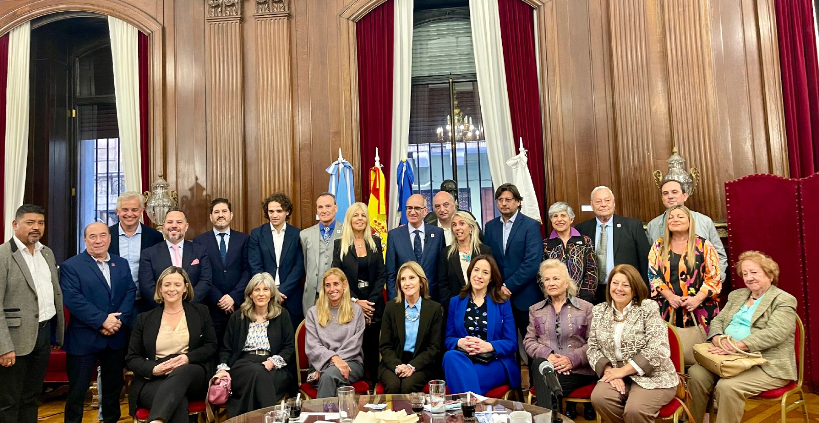 La delegación de la Diputación de Salamanca, recibida en la sede de la Legislatura de la ciudad de Buenos Aires 