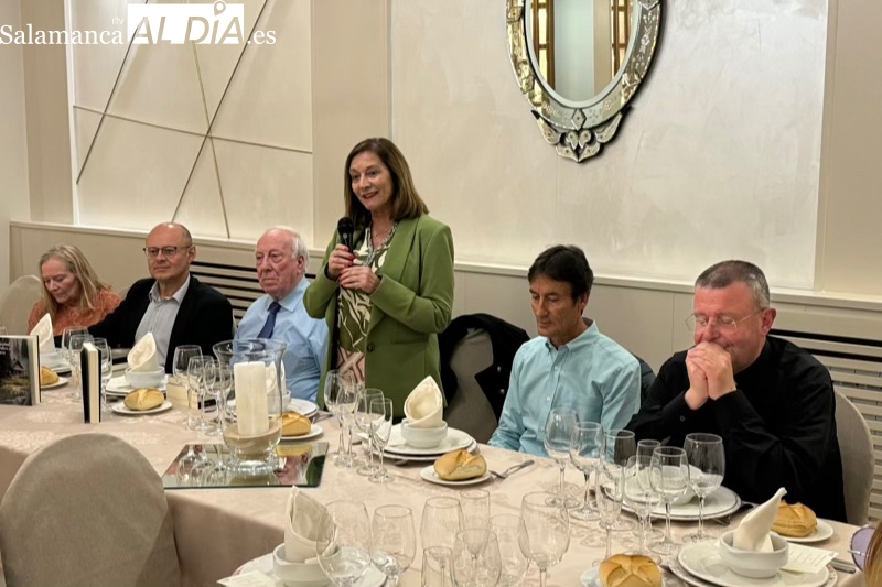 Bauti Llopis, arropado por autoridades y amigos en la presentación de su primer libro ‘Una ciudad, un médico y un perro’ en Peñaranda