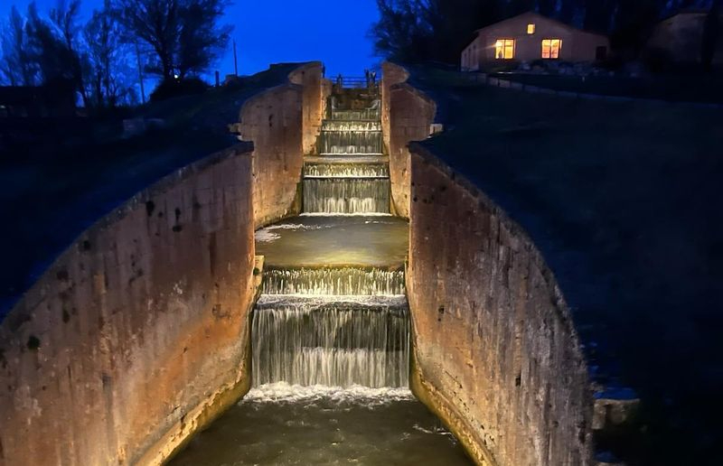 La cuádruple esclusa del Canal de Castilla estrena iluminación sostenible