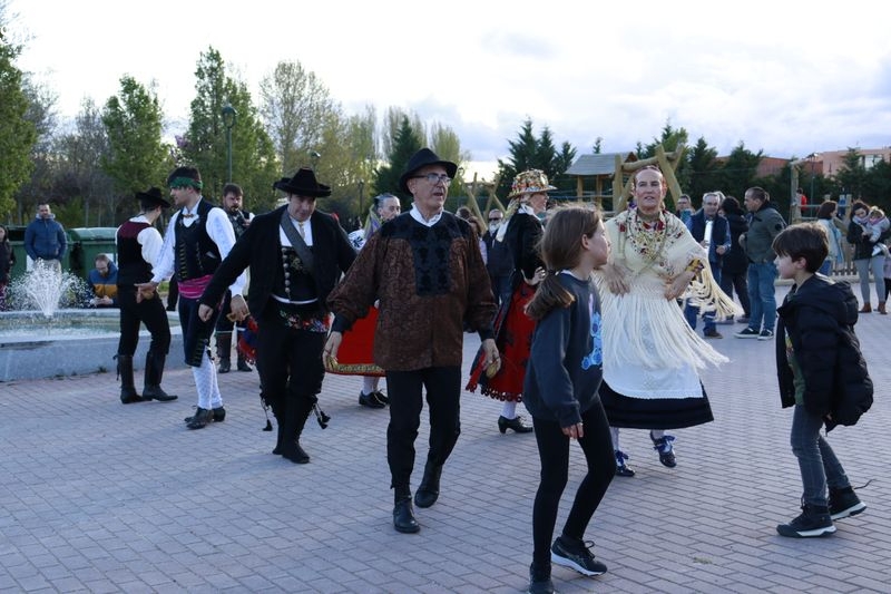 Huerta Otea degusta el hornazo a ritmo de bailes charros