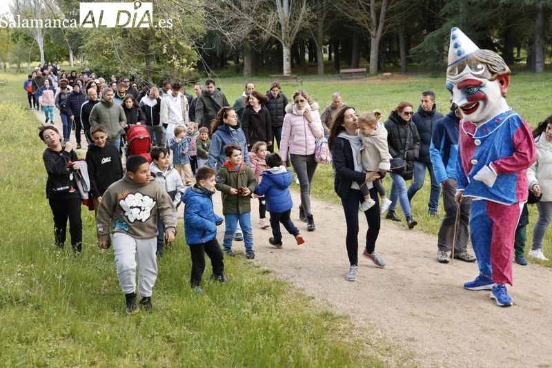 Los gigantes y cabezudos guían a los más pequeños hasta el hornazo en La Aldehuela