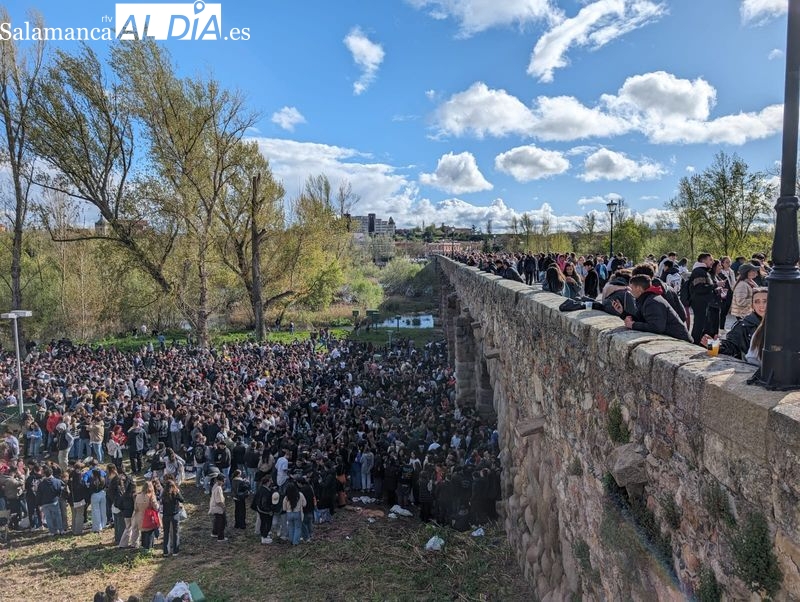 El fuerte viento no impide que miles de jóvenes celebren el Lunes de Aguas en el Puente Romano