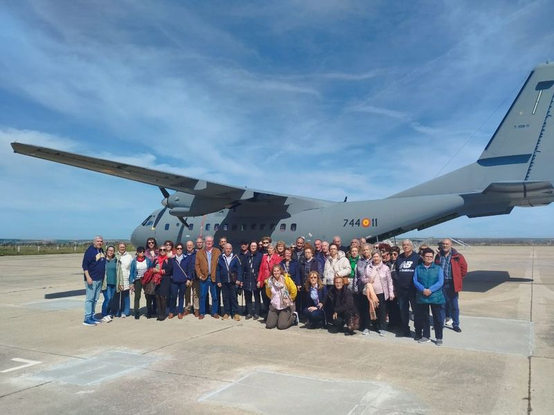 Los mayores de Santa Marta conocen de primer mano la Base Aérea de Matacán