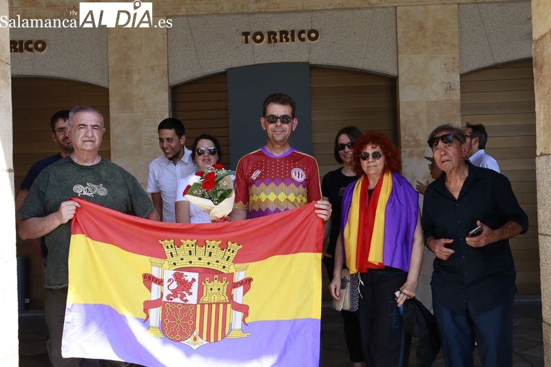 Alternativa Republicana conmemora con flores el aniversario de la proclamación de la II República