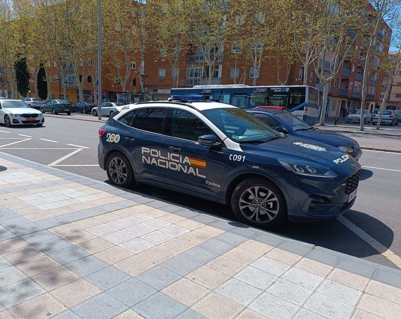 Un joven se autolesiona con un arma blanca en la calle Hovohombre