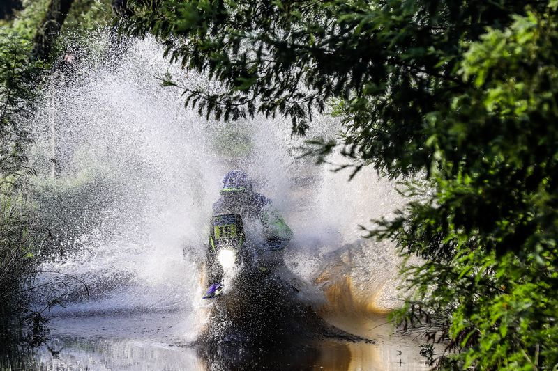 Un gran charco frena a Santolino en Portugal