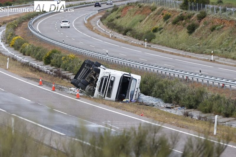 Espectacular accidente con un camión volcado en la A-62