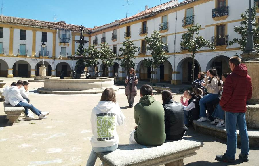 Alumnos del IES Fray Diego inauguran unas visitas ‘con acento de mujer’