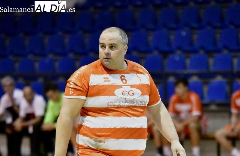 Sebas Elena y la retirada en el BM Salamanca: Los rivales me dicen que por qué me voy a marchar si aún sigo cogiendo la bola y metiendo goles
