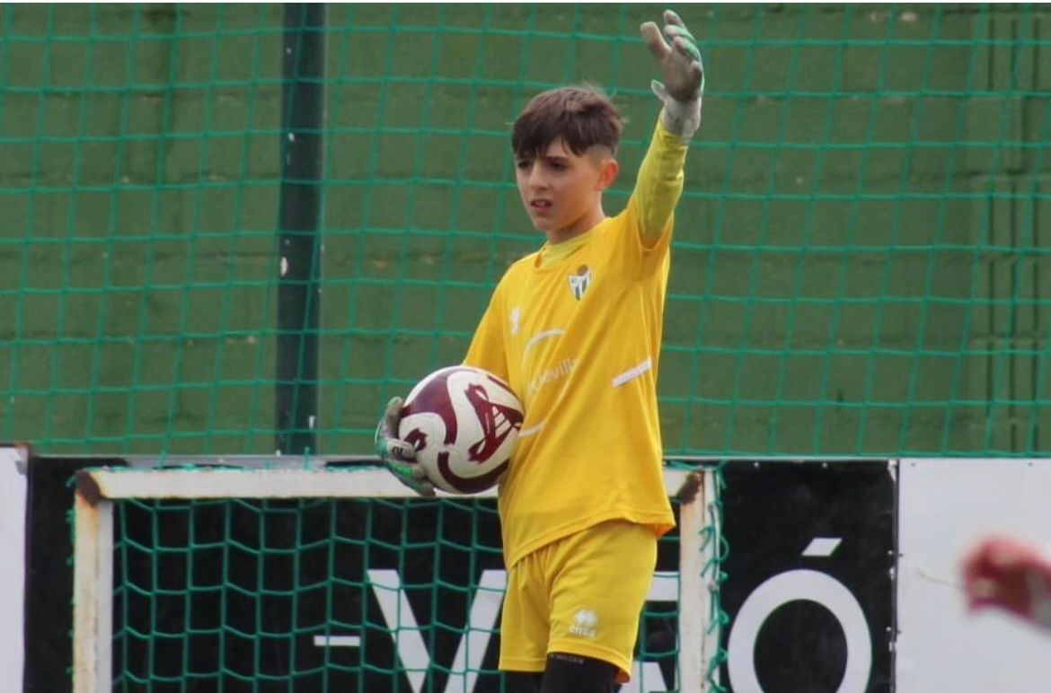 El infantil Iker Sánchez, del CD Guijuelo, gusta en el Real Valladolid