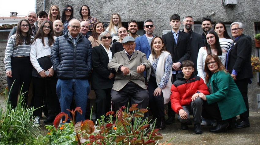 Laureano Martín Vicente celebra la llegada a los 100 años rodeado de la familia en La Zarza de Pumareda