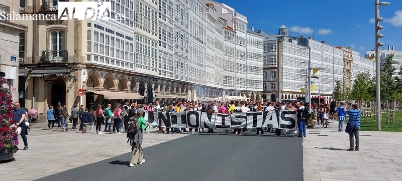 Ambientazo en Coruña con los 600 desplazados de Unionistas: corteo y color blanquinegro en Riazor