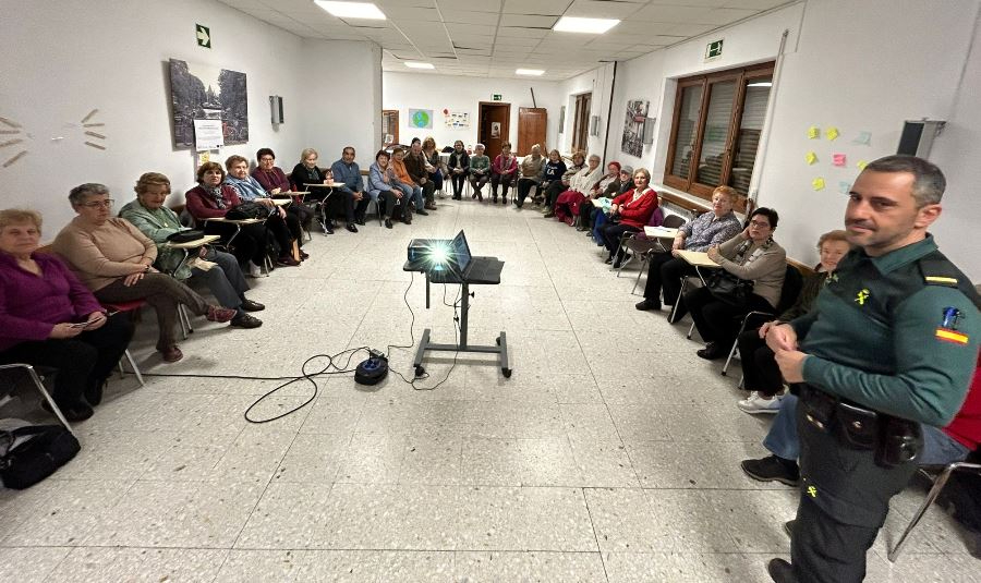 La Guardia Civil imparte una charla de prevención a los mayores de Cáritas