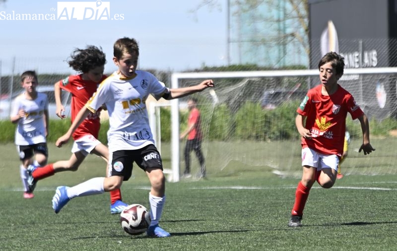 El calor veraniego anima una jornada de fútbol base llena de goles y emoción