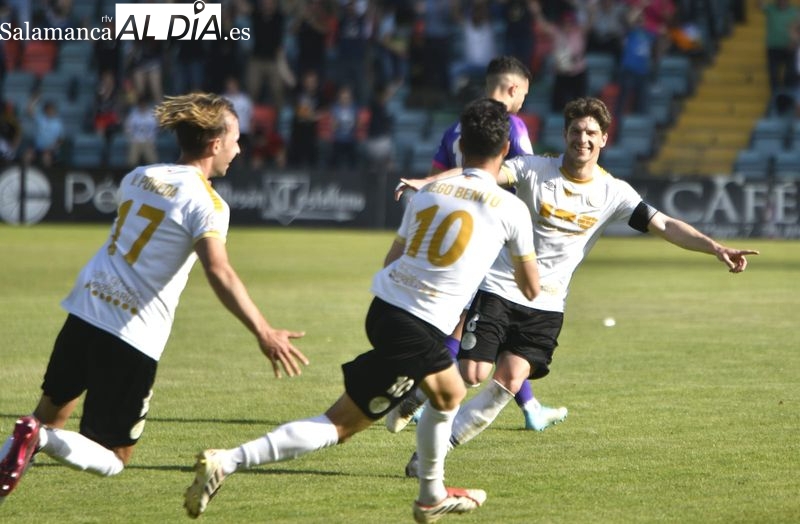 La magia de Diego Benito y el gol de Pablo Espina sostienen al Salamanca UDS en la pelea por el ascenso directo (2-0)