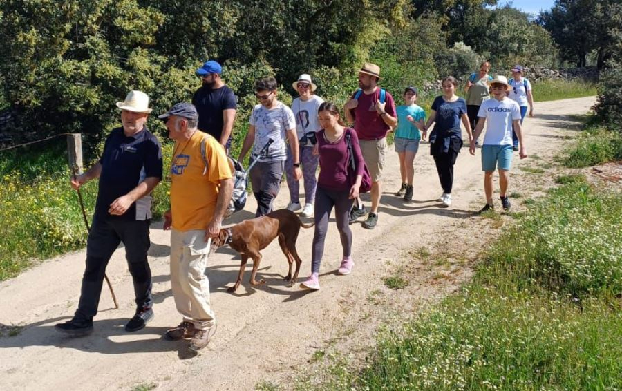 Unas 25 personas caminan en familia por Aldea del Obispo y su entorno