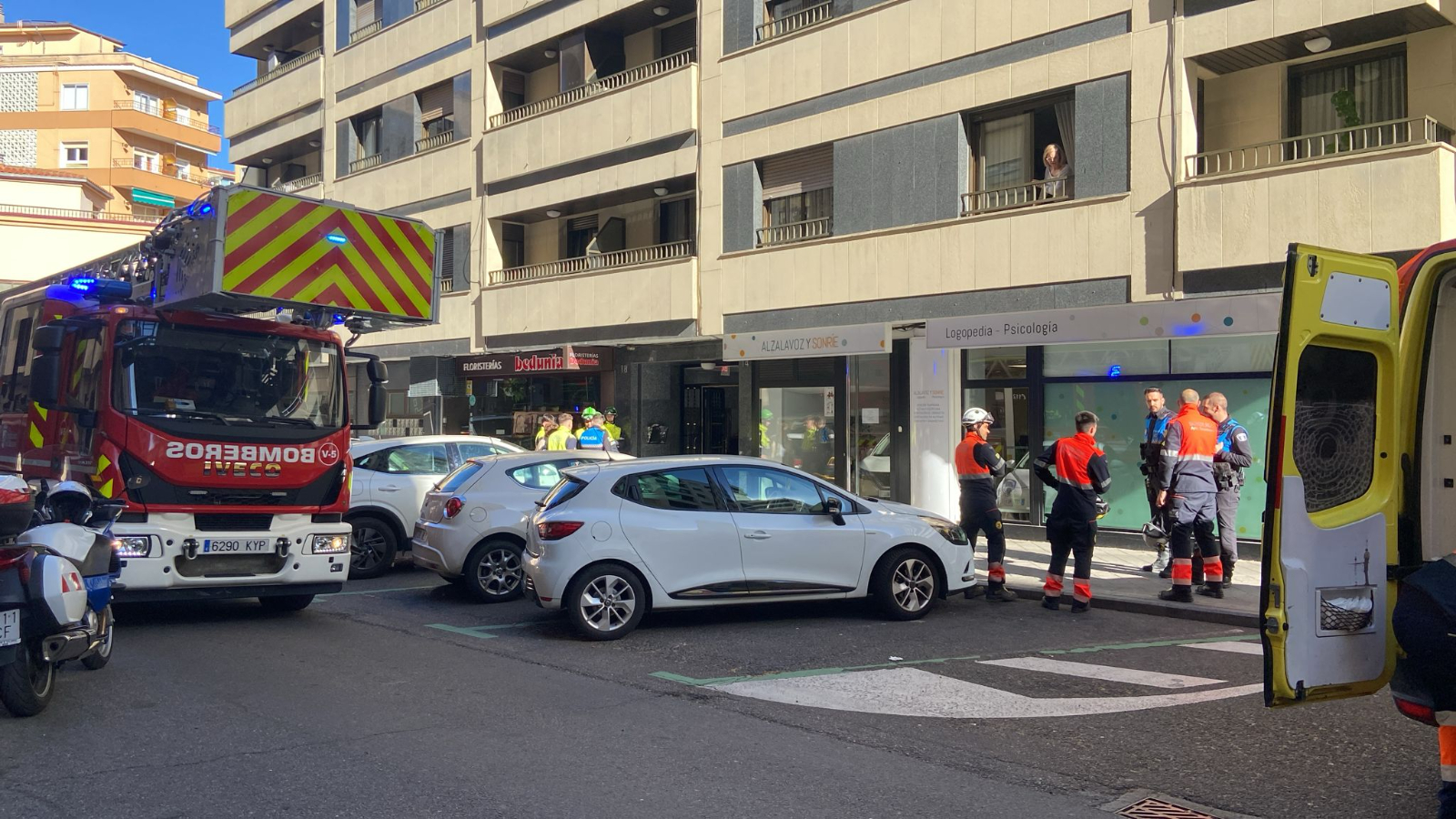 Los Bomberos ayudan al personal Sacyl a trasladar a una persona con sobrepeso al Hospital