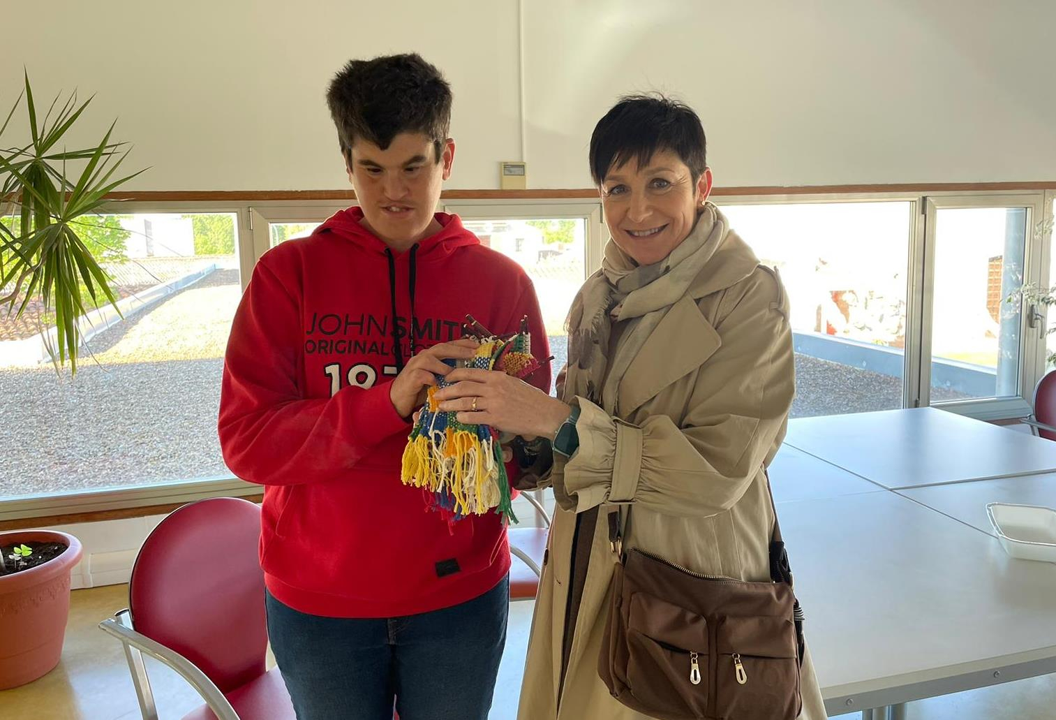 Asprodes entrega los marcapáginas que ha elaborado para la Feria del Libro