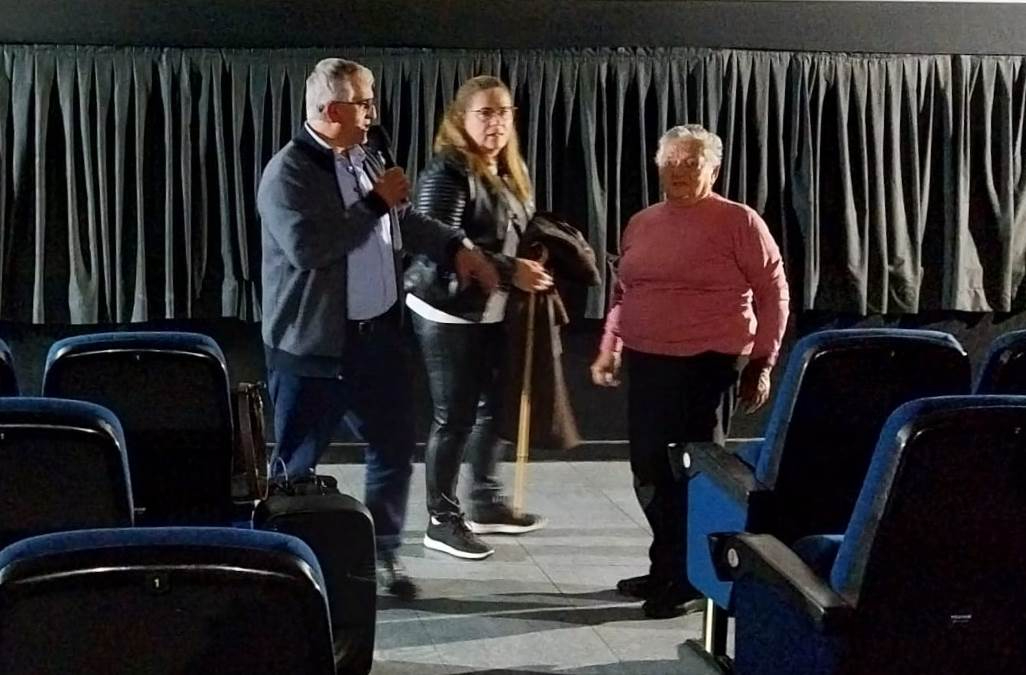 El público arropa el estreno del documental sobre 9 mujeres nonagenarias de El Maíllo