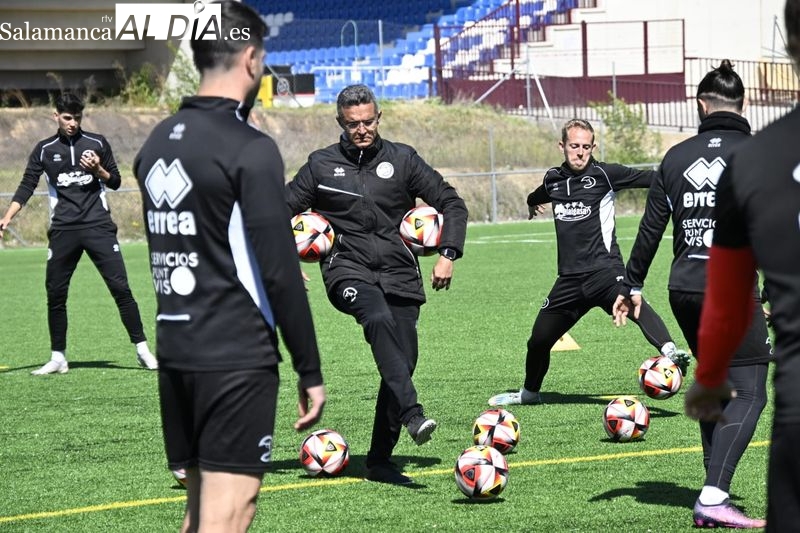 Dani Ponz dirige el regreso a los entrenamientos de Unionistas tras su fichaje frustrado por el Eldense... y no hablará hasta el viernes