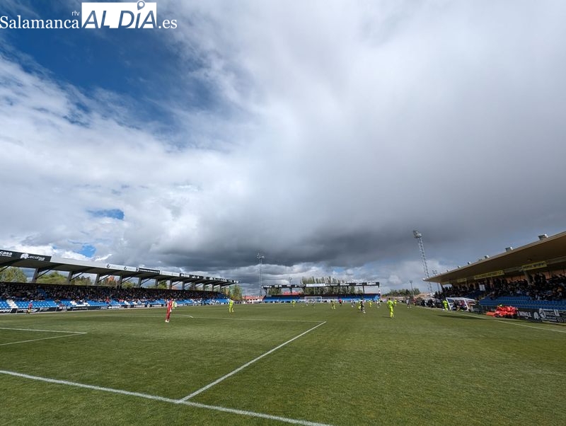 Frío ambiente y recibimiento a Dani Ponz en el Reina Sofía tras su frustrada salida de Unionistas