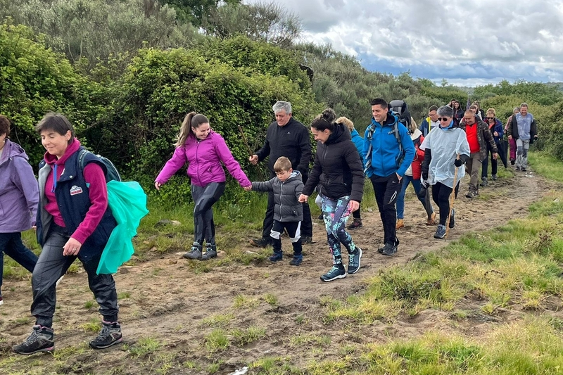 En torno a un centenar de senderistas no renuncian a las arribes del Huebra en Barruecopardo