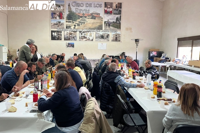 En Gejo de los Reyes degustan un sabroso plato de patatas con espinazo para mantener la tradición