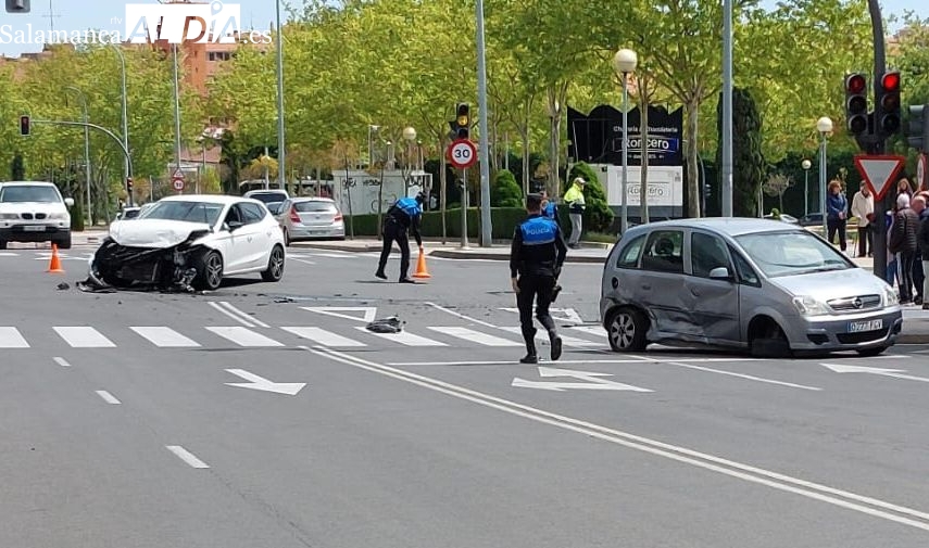 Fuerte choque entre dos turismos en el barrio de Capuchinos