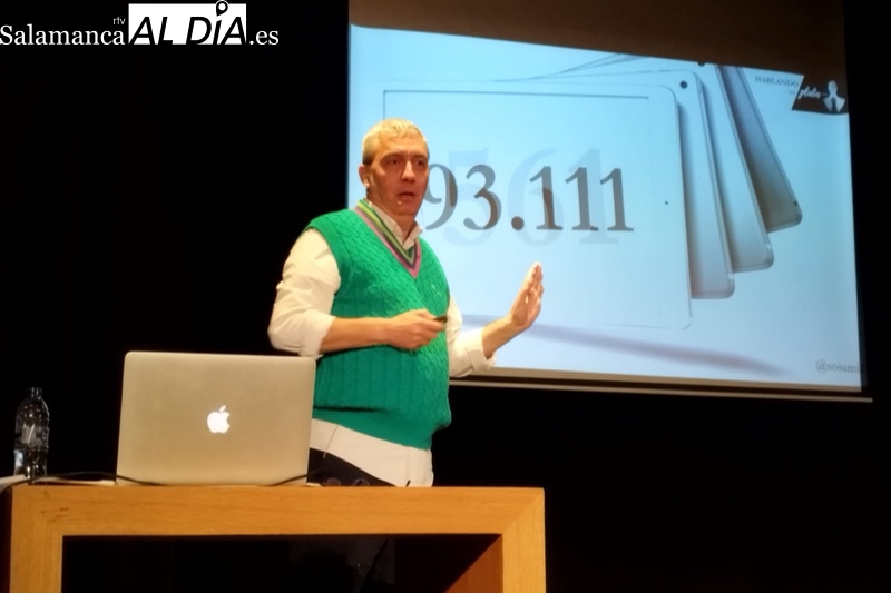 Miguel Sosa llena el teatro del CDS para ‘hablar en plata’ sobre nuestro lenguaje y usos