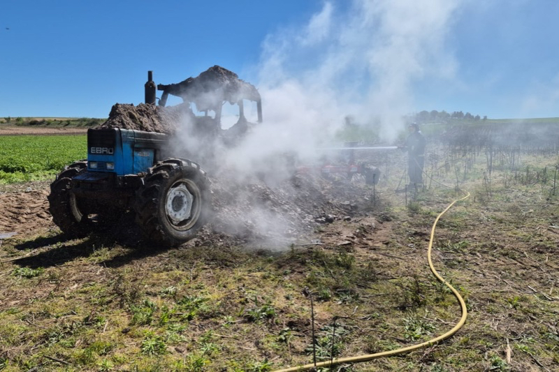 Sofocado un incendio en un tractor en la finca Gemingomez