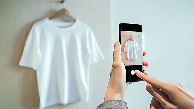 Consejos de OCU para la compraventa online de ropa usada